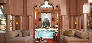 Espace lounge au bord de la piscine de l\'Amanjena Marrakech